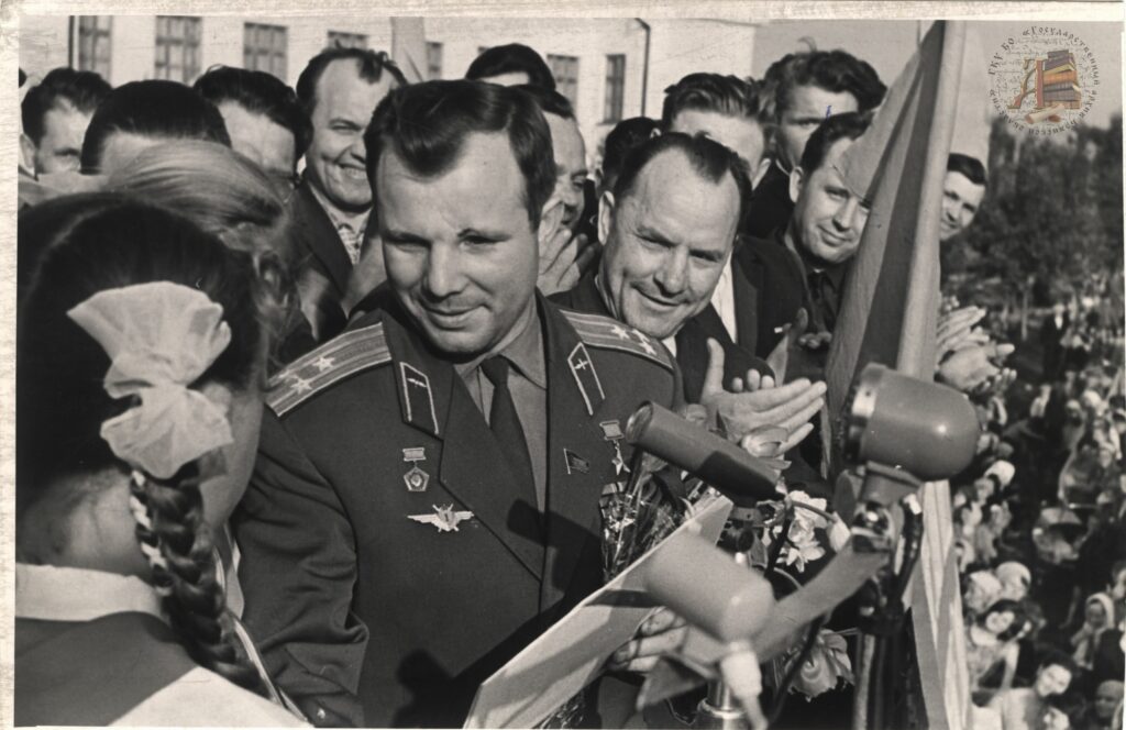 Фотопозитив №4582. Ю. Гагарин в Дубровке на митинге