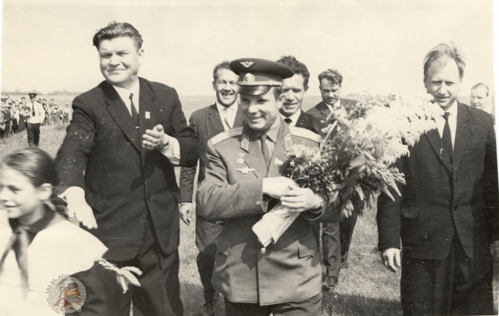 Фотопозитив № 1928. Ю.А. Гагарин в Климовском районе