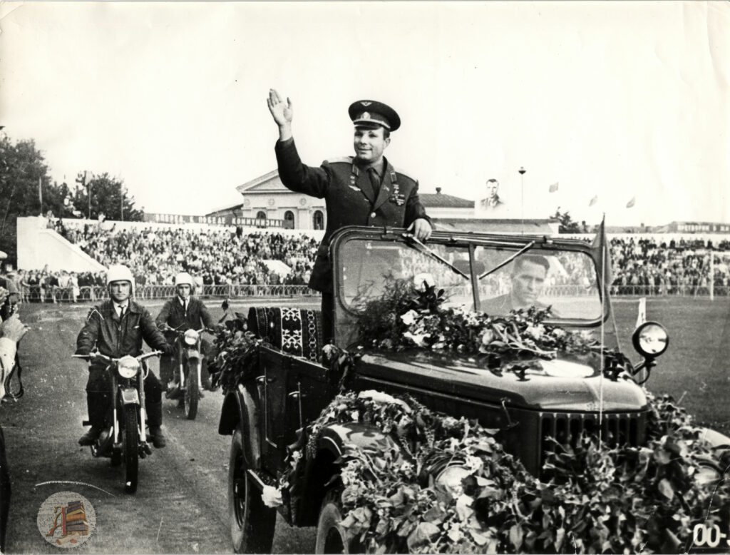 Фотопозитив №1927. Первый космонавт Юрий Гагарин на стадионе Динамо во время посещения Брянска