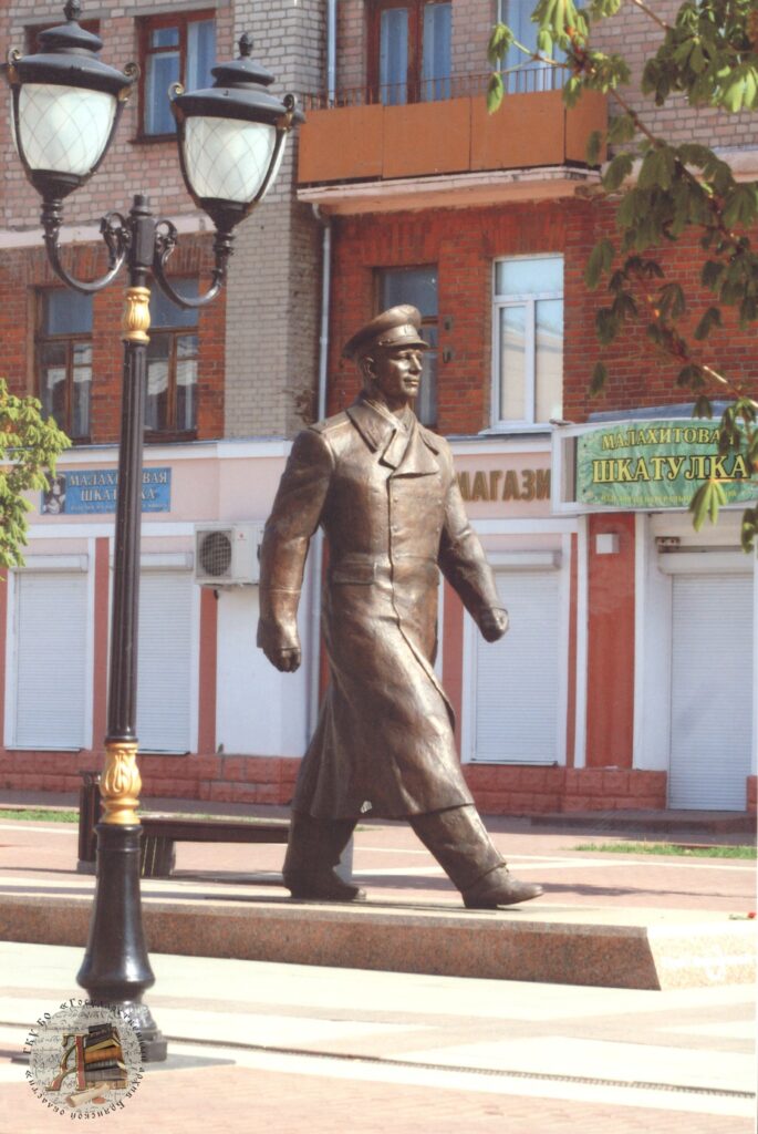 Фотопозитив № 7003. Памятник первому космонавту СССР Ю.А. Гагарину
