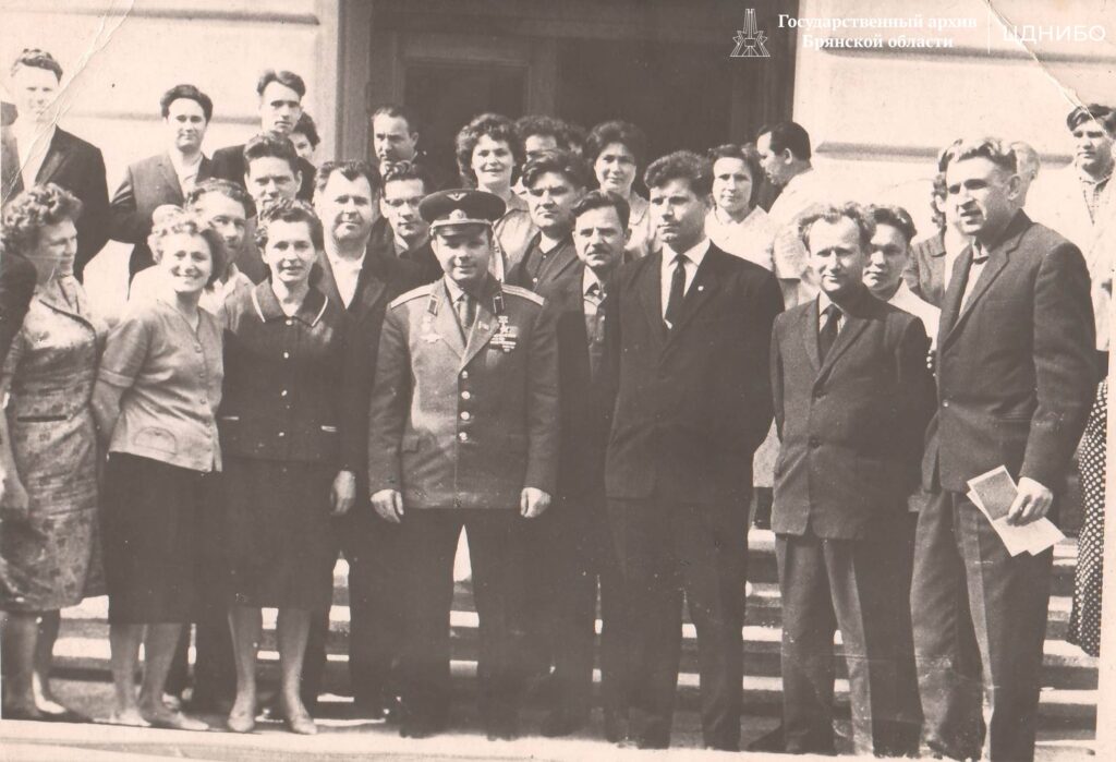 Визит первого космонавта Юрия Алексеевича Гагарина в г. Брянск. 1966г. В верхнем ряду вторая справа Вершило Мария Федоровна.