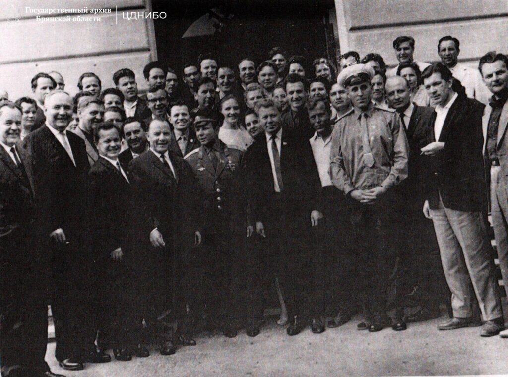 Визит первого космонавта Юрия Алексеевича Гагарина в г. Брянск. 1966г. На снимке в верхнем ряду Курасов Александр Егорович.