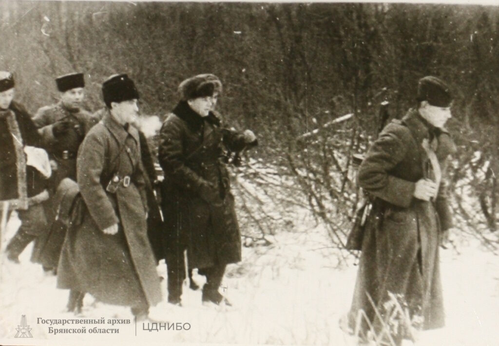 А.П.Матвеев с группой партизан перед выходом на боевой рубеж. 1940-е гг. Фотография из коллекции фотодокументов филиала ГКУ БО ГАБО - ЦДНИБО.