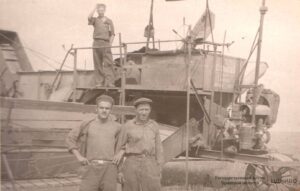 Экипаж прицепного комбайна. Слева студент В. Гонсовский. Казахстан. 1958г.