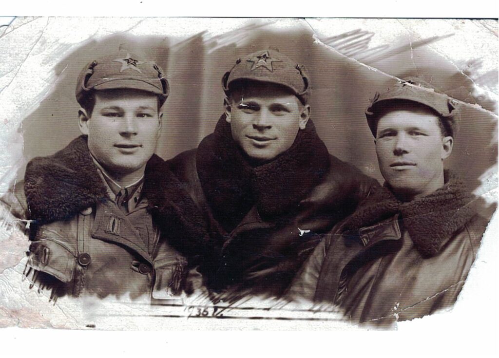 ГКУ БО ГАБО Ф.3084.Оп.1.Д.19. Л.5 Хованский И.А. (справа) с сослуживцами. 1936 г.