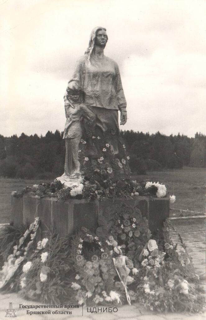 Мемориальный комплекс «Речечка». Памятник матери с ребенком. Фотография из фондов филиала ГКУ БО ГАБО - ЦДНИБО