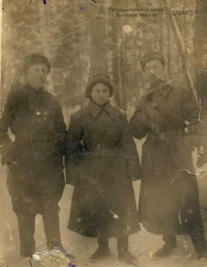 Эйдлин Аркадий Давыдович (слева), капитан медицинской службы, врач партизанского отряда им. Сталина; медсестра; Коротков Николай Петрович, боец. Январь-февраль 1942г.