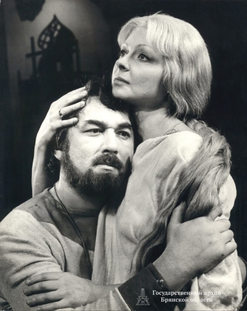 Л.Г. Захарова, В.А. Мацапура в спектакле «Дмитрий Донской», 1970-е. ГКУ БО ГАБО. №4605. Позитив.