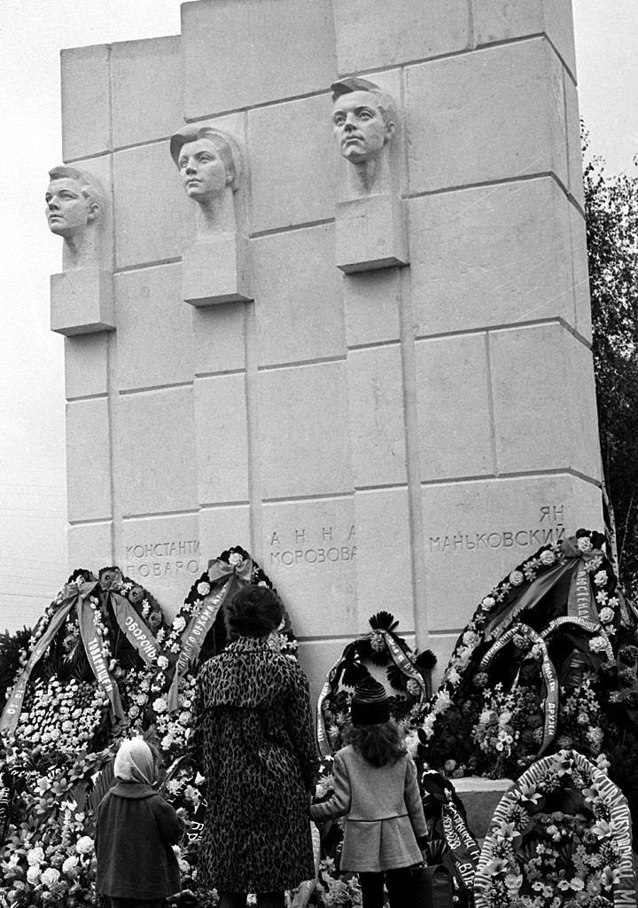 Брянская область. 14 сентября 1968 г. Открытие памятника погибшим участникам Сещинского интернационального подполья с рельефами руководителей подполья вверху – Константина Поварова, Анны Морозовой и поляка Яна Маньковского. Фото: Рабинович Исаак / Фотохроника ТАСС