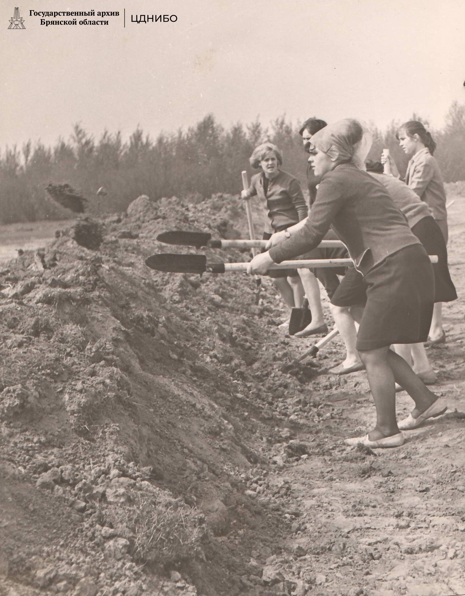 Закладка Кургана Бессмертия. 7 мая 1967г. Фотография из коллекции фотодокументов ГКУ БО ГАБО-ЦДНИБО №35.